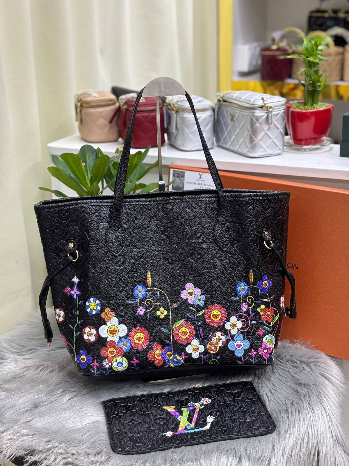 LV
SIZE  ……… 45 CM 
85 dhs❣️
with BOX🌷

Zain51
♥️♥️♥️