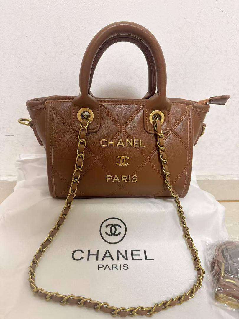 Chanel 
95 dhs✅
size 20×10×15cm

Zain213
♥️♥️♥️