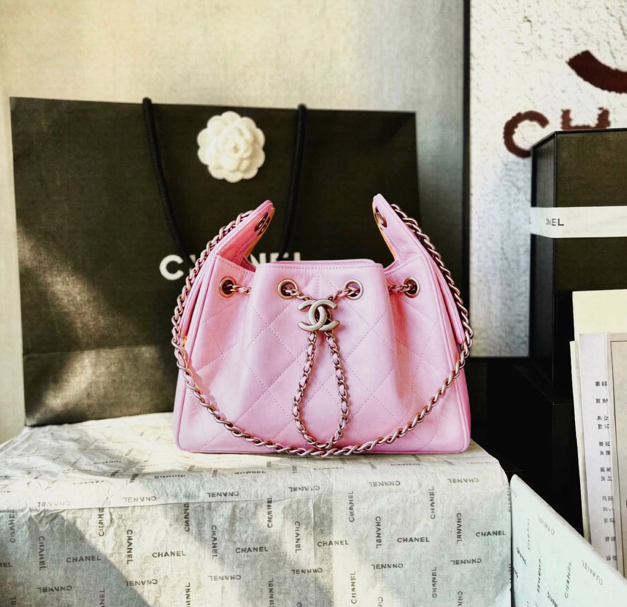 CHANEL 
GOOD QUALITY 
MINI SIZE WITH BOX 
130 dhs🇦🇪🇦🇪
Size: 20 cm

Zain295
♥️♥️♥️