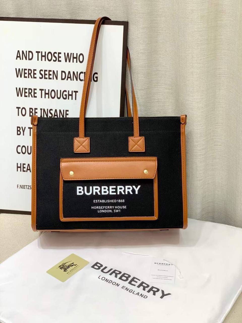 BURBERRY 
GOOD QUALITY 
110 dhs✅

Zain295
♥️♥️♥️