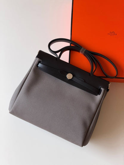 Hermes
Super AAA + Quality 💯

 With original packing🎁🎁
 SIZE:36and42
 Available now 

630 dhs🇦🇪🇦🇪

Zain52
♥️♥️♥️