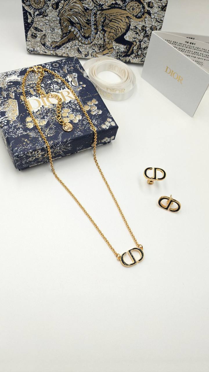 Dior
*Master Quality* 
*Necklace & Earrings*
130 dhs✅ with Normal Box 🎁 
140 dhs✅ with Good Box 🎁

Zain210
♥️♥️♥️