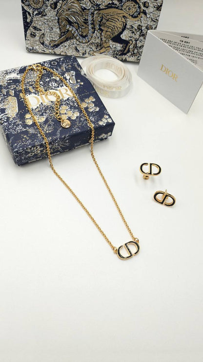 Dior
*Master Quality* 
*Necklace & Earrings*
130 dhs✅ with Normal Box 🎁 
140 dhs✅ with Good Box 🎁

Zain210
♥️♥️♥️