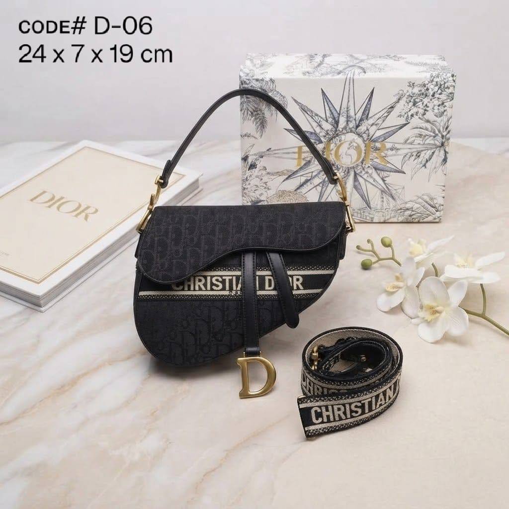 CHRISTIAN DIOR sᴀᴅᴅʟᴇ ᴄʀᴏssʙᴏᴅʏ ʙᴀɢ ᴏʙʟɪǫᴜᴇ & ʟᴇᴀᴛʜᴇʀ ᴛʀɪᴍ ᴍᴀᴛᴇʀɪᴀʟ sɪᴢᴇ : 24 cm ᴡɪᴛʜ BOX

90 dhs🇦🇪🇦🇪🇦🇪

Zain31
♥️♥️♥️