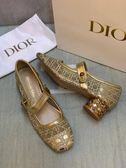 Dior  
Size  36-41  
master quality 😍
230 dhs✅

Zain88
♥️♥️♥️