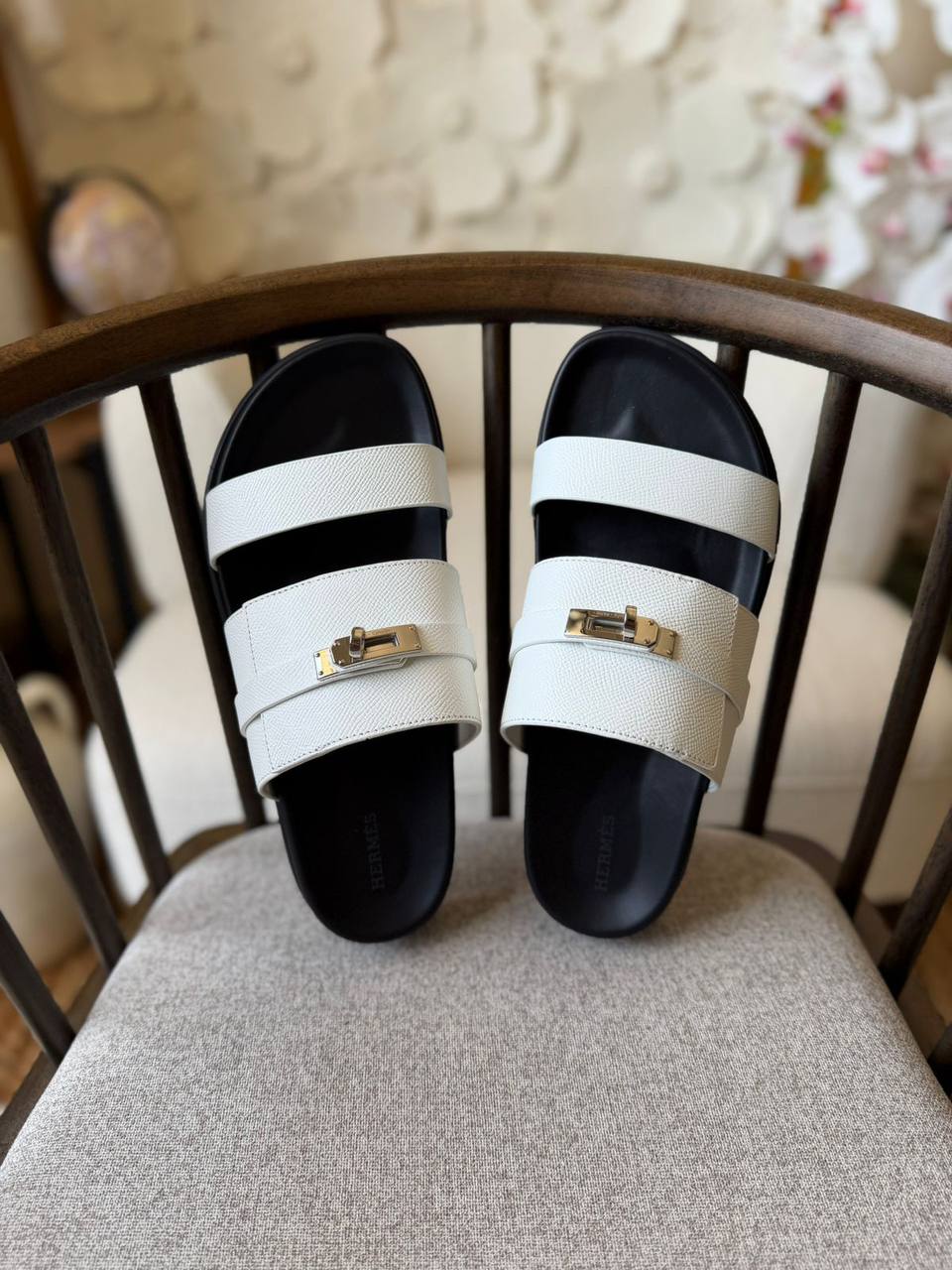 HERMES SLIPPER
*AAA QUALITY*
*size: 40 to 47*
450 dhs✅

Zain185
♥️♥️♥️