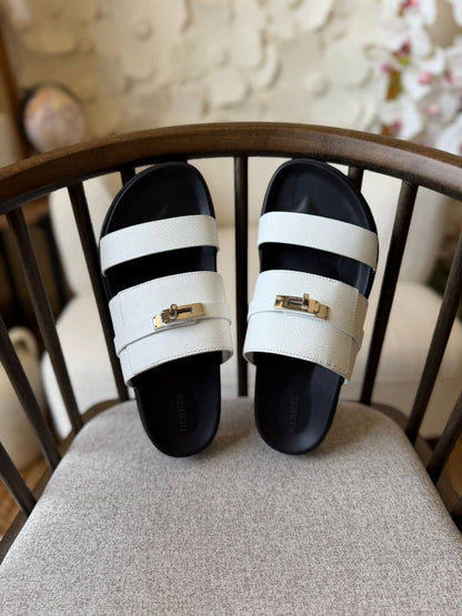 HERMES SLIPPER
*AAA QUALITY*
*size: 40 to 47*
450 dhs✅

Zain185
♥️♥️♥️