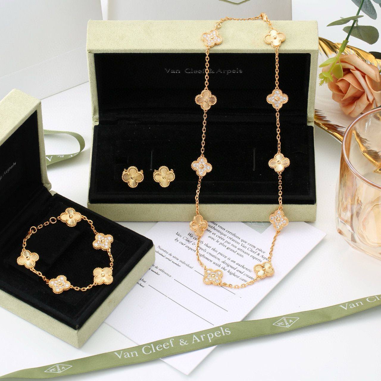 VCA SET 
NECKLACE 
BRACELET 
EARRINGS
WITH GOOD BOX AND PAPER BAG
🎁🎁🎁

220 dhs🪙💚

Zain89
♥️♥️♥️