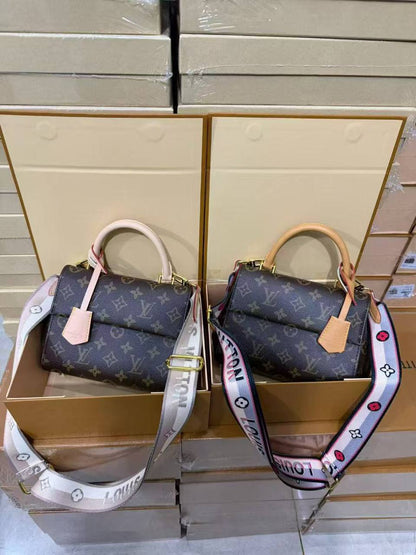 LV 
20*9*15cm
120 dhs✅ 
with FOLDING BOX🎁

Zain44
♥️♥️♥️