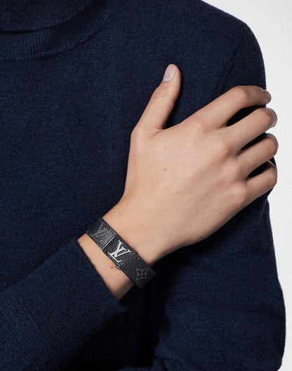 LV 
Master Bracelet 
90 dhs🪙🌨️

Zain32
♥️♥️♥️