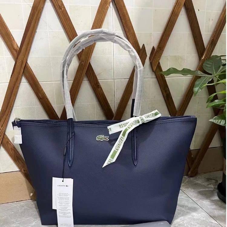 Lacoste
45 dhs🪙🖤
size 43×28×12cm

Zain42
♥️♥️♥️