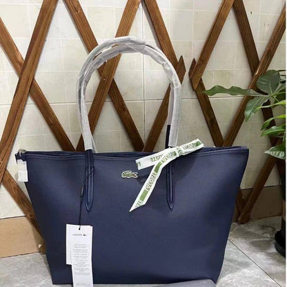 Lacoste
45 dhs🪙🖤
size 43×28×12cm

Zain42
♥️♥️♥️