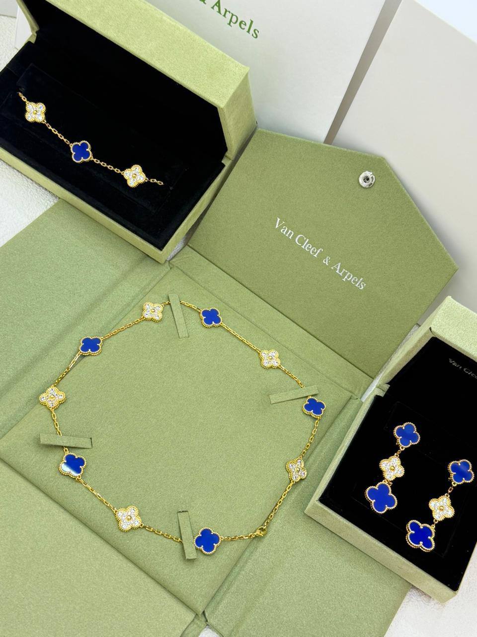 VCA SET❤️‍🔥*
Necklace 🍁
Earring💥
Bracelet 🐦‍🔥
Master quality 💯
With normal boxes 📦 
250 dhs🪙🌨️
With master box 🗃️ 
300 dhs🪙🌨️

Zain216
♥️♥️♥️