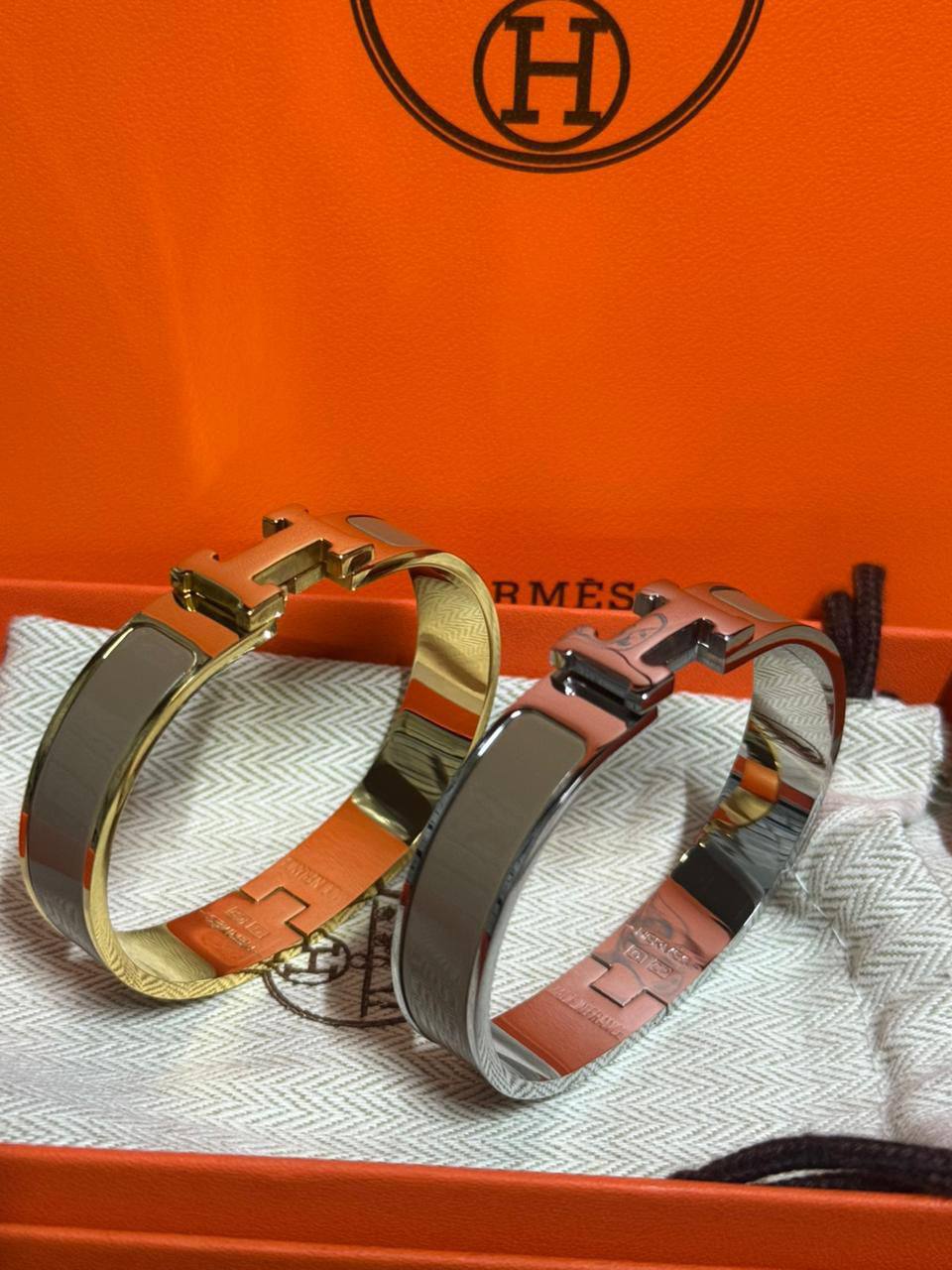 Hermes ❤️‍🔥*
Bangle ✨
Master quality 💯
Size 17,19,
With normal boxes 📦 
45 dhd💓
With master box 🗃️ 
55 dhs💓

Zain216
♥️♥️♥️