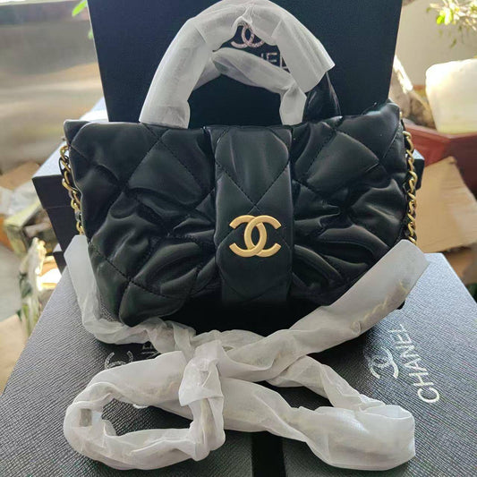 🎀 Chanel 25K
1️⃣ First quality +box🎁 
Size : 24 *15 cm
110 dhs✅
with box 🎁

Zain115
♥️♥️♥️