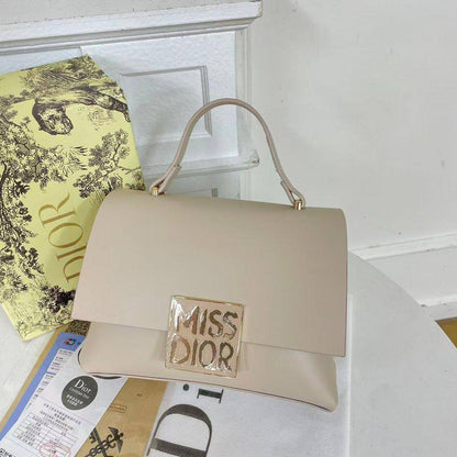Dior

good Quality bag 

With box 
🎁🎁🎁

90 DHS✅

Zain104
Zain117
♥️♥️♥️