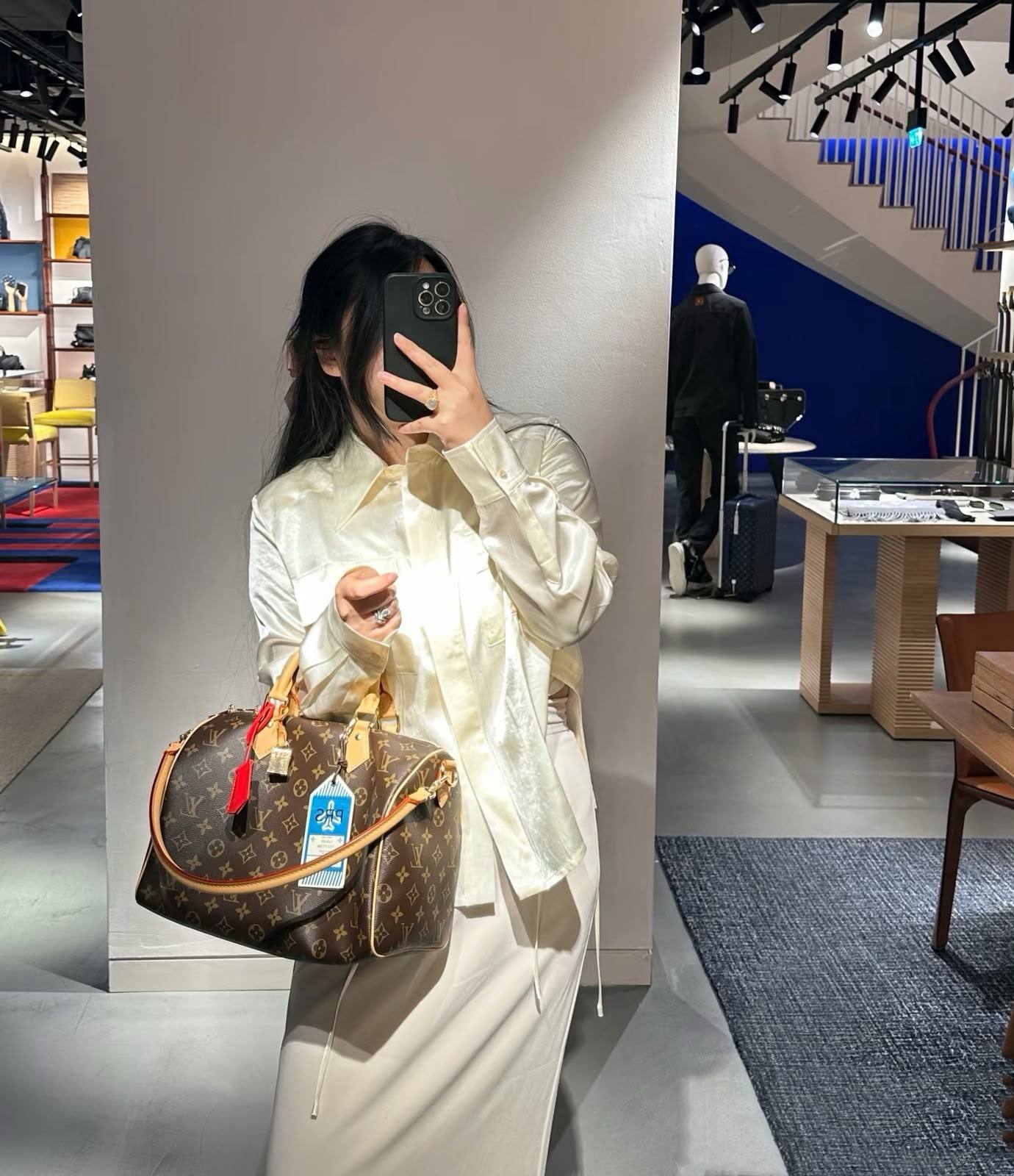 LV
 MASTER QUALITY
 WITH BOX  
260 dhs✅

Zain295
♥️♥️♥️