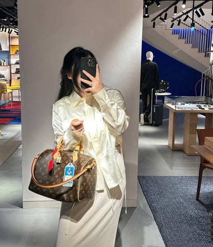 LV
 MASTER QUALITY
 WITH BOX  
260 dhs✅

Zain295
♥️♥️♥️