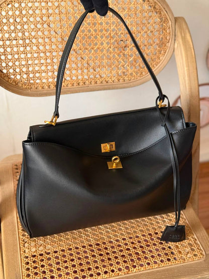 New Collection✨✨✨

BALENCIAGA

36cm

420 DHS🇦🇪🇦🇪🇦🇪

MASTER QUALITY

Zain167
♥️♥️♥️
