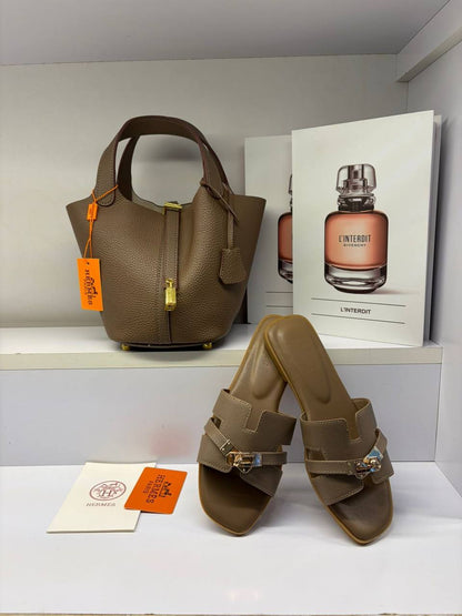 Hermes Bag + Slipper
160 dhs✅
Size 36…..41 
Size bag,15*20*19cm

Zain161
♥️♥️♥️