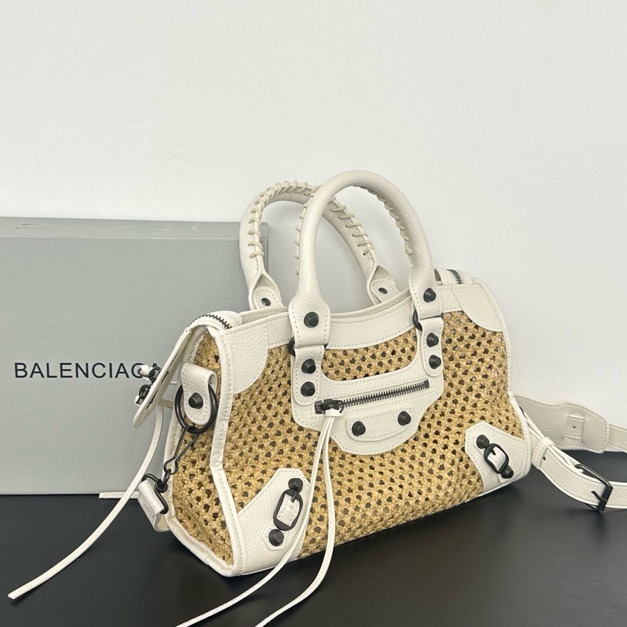 Balenciaga 💕💕
Master
30cm🥰 
340 dhs✅

Zain297
♥️♥️♥️