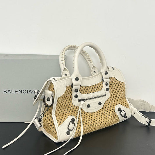 Balenciaga 💕💕
Master
30cm🥰 
340 dhs✅

Zain297
♥️♥️♥️