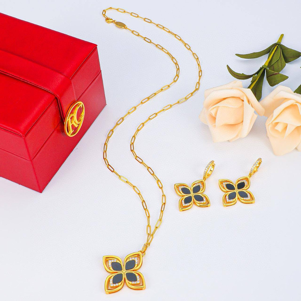 ROBERTO COIN
SET
NECKLACE EARRINGS
MASTER ✨💫
120 dhs🇦🇪🇦🇪

WITH SMALL BOX AND PAPER BAG 🛍️🎁

Zain89
♥️♥️♥️