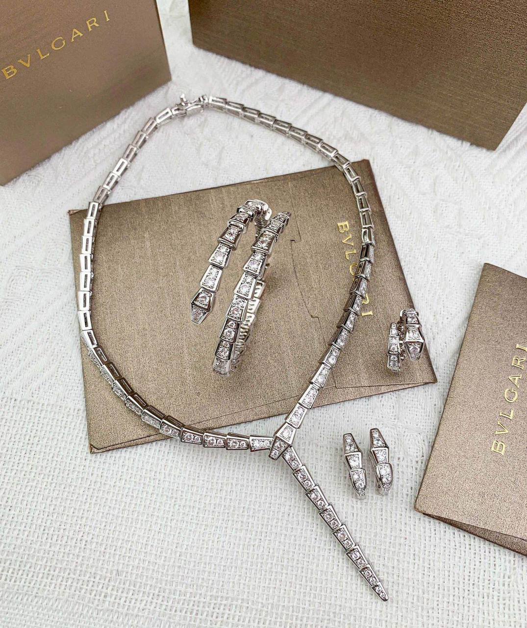 BVLGARI MASTER 
SET ✨💫
NECKLACE BANGLE EARRING RING 
350 DHS✅
WITH BOX AND PAPER BAG🛍️🎁

Zain89
♥️♥️♥️