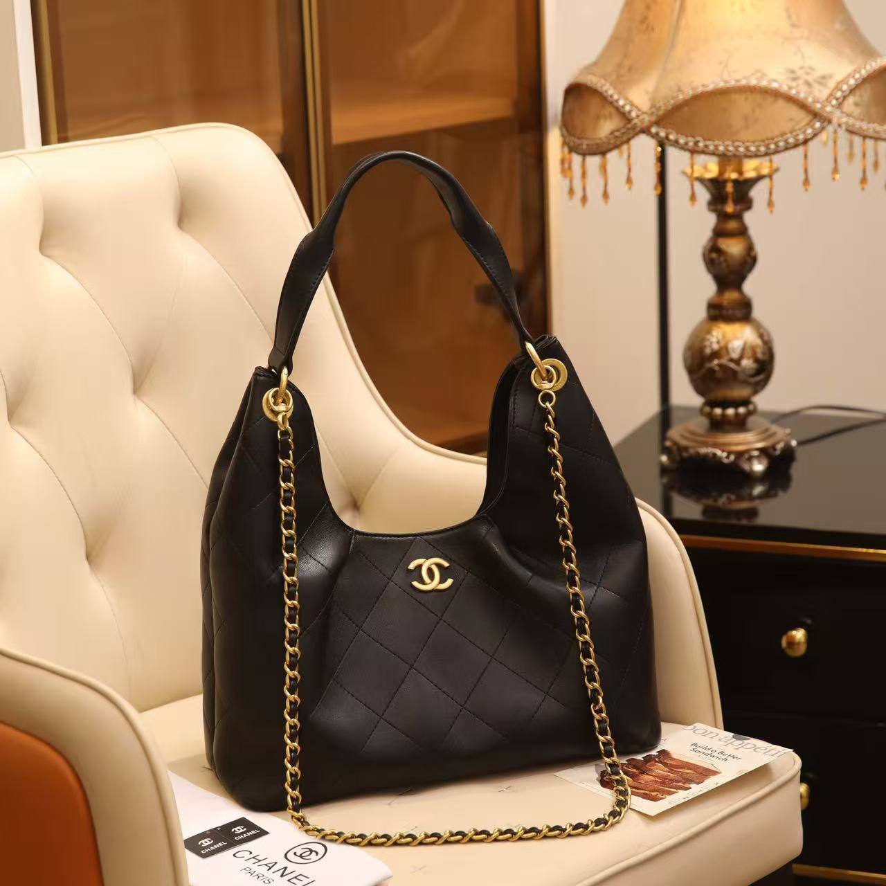 Chanel 
Best quality
100 dhs✅
size 35 Cm

Zain290
♥️♥️♥️