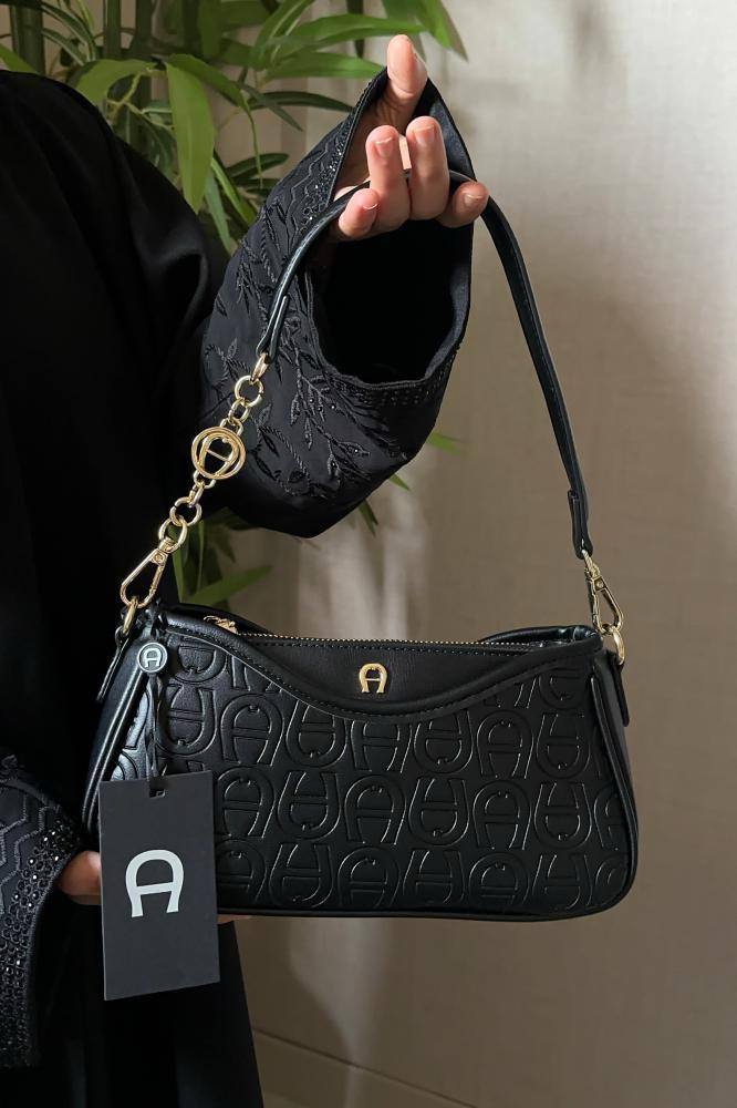 Aigner
90 dhs✅
with box
size 22cm

Zain26
♥️♥️♥️