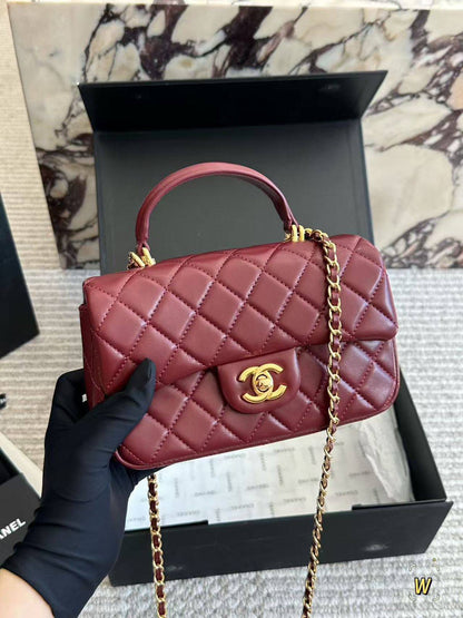 Chanel
Size 20cm

230 dhs🪙🌨️

With box
🎁🎁🎁

Zain180
♥️♥️♥️