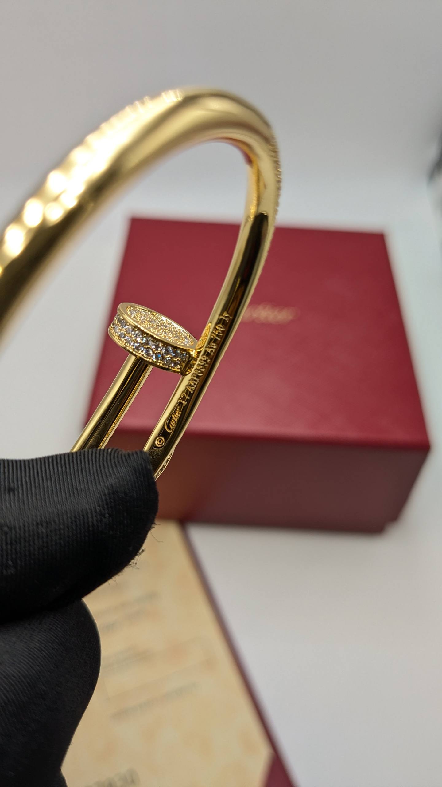 Cartier
*Master Quality* 
*Nail Braclate*
120 dhs✅ with Normal Box 🎁
140 dhs✅ with Good Box 🎁
170 dhs✅ with Master Box 🎁

Zain210
♥️♥️♥️