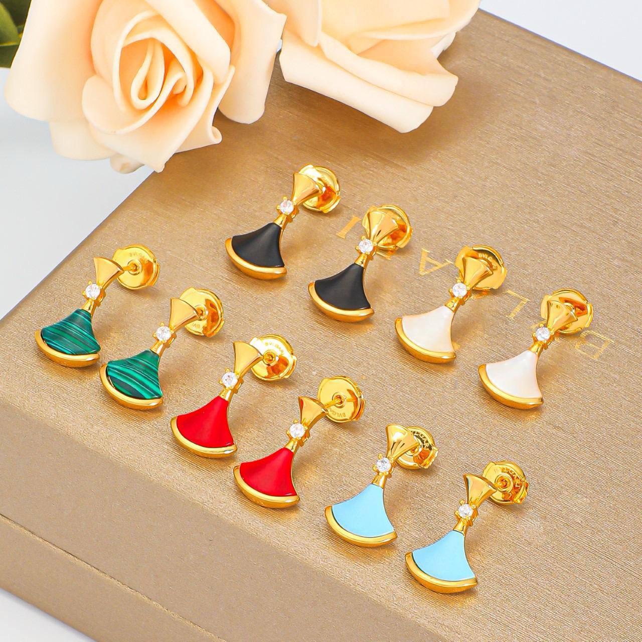 Bvlgari set* ✨
Necklace 
Earrings 
Bracelet 
Master quality 🌺

130 dhs🪙🌨️
normal box 📦

Zain48
♥️♥️♥️