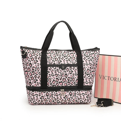 Victoria's Secret 

travelling bag 
new came 
big size
 good quality 
105 dhs🇦🇪🇦🇪

Zain295
♥️♥️♥️