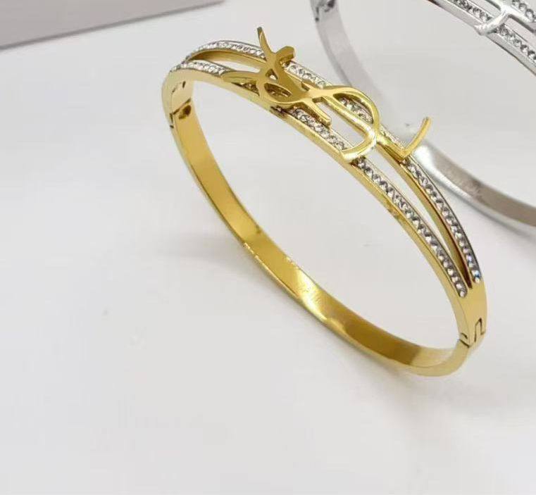 Bangle 🌊*
Stainless steel 💯
Non tarnish 💥
With black boxes 🗃️ 
20 dhs🪙🌨️
With normal boxes 📦 
And paper bag 🛍️
30 dhs🪙🌨️

Zain216
♥️♥️♥️