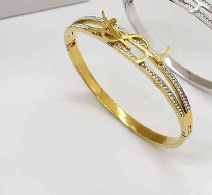 Bangle 🌊*
Stainless steel 💯
Non tarnish 💥
With black boxes 🗃️ 
20 dhs🪙🌨️
With normal boxes 📦 
And paper bag 🛍️
30 dhs🪙🌨️

Zain216
♥️♥️♥️