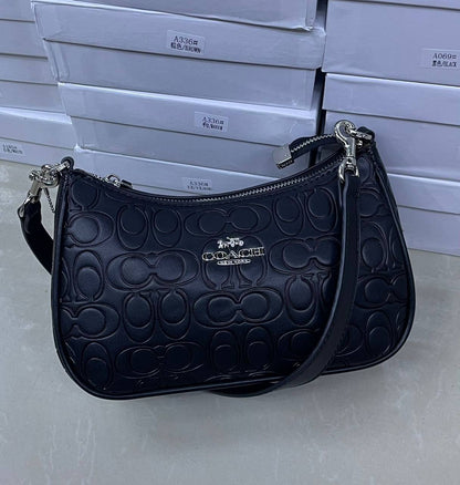 Coach
25cmx16cmx8cm
95 dhs✅

with box
🎁🎁🎁

Zain72
♥️♥️♥️