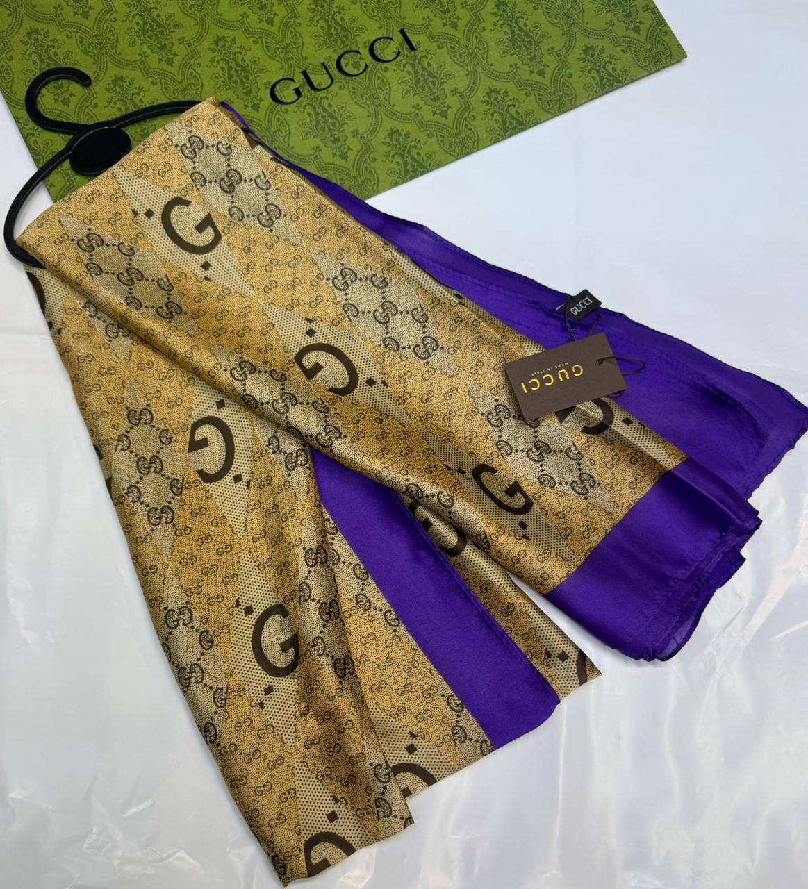 LV - Gucci
Silk scarf 
40 dhs✅
55 dhs✅ 

with box🎁🎁🎁

Zain93
♥️♥️♥️