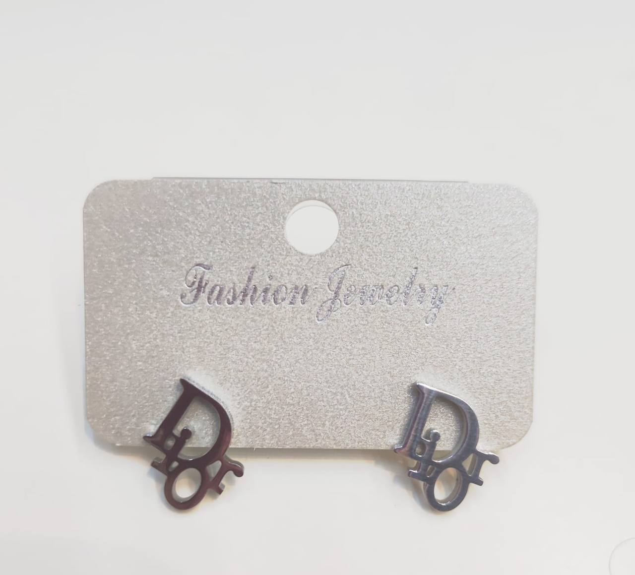New arrival branded stainless steel with 18k gold plated Small earrings 
20 dhs🪙🌨️
30 dhs🪙🌨️
with branded box and paperbag 
*non tarnish 
*friendly for skin

Zain243
♥️♥️♥️