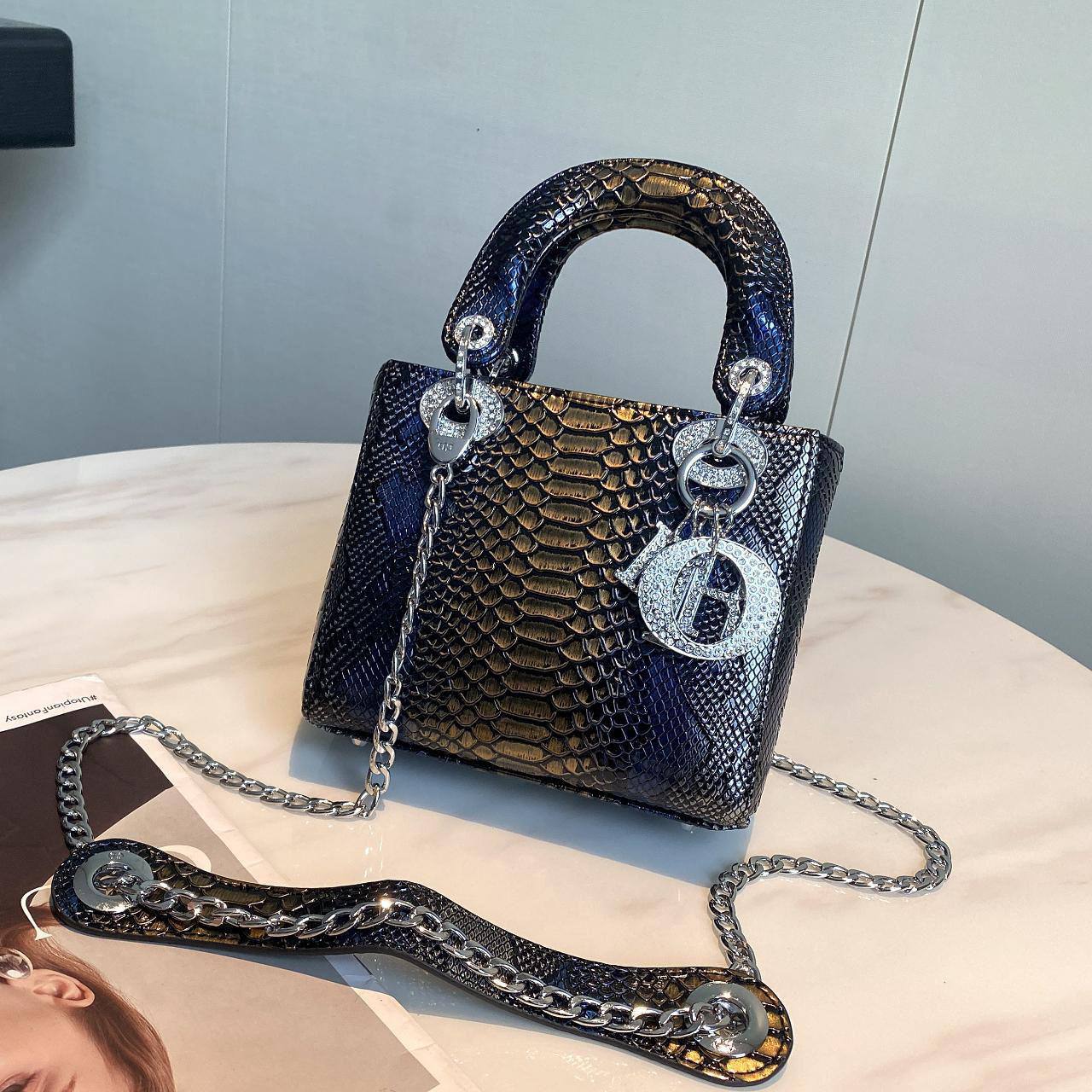 Dior
Best quality 
with box’s
🎁🎁🎁

115 dhs🪙🌨️
size 18cm

Zain158
♥️♥️♥️