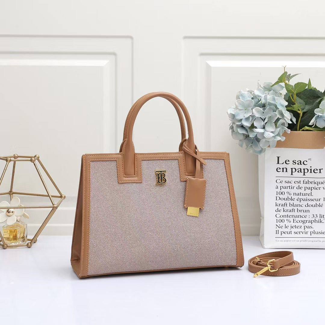 Burberry
100 dhs✅

Zain07
♥️♥️♥️