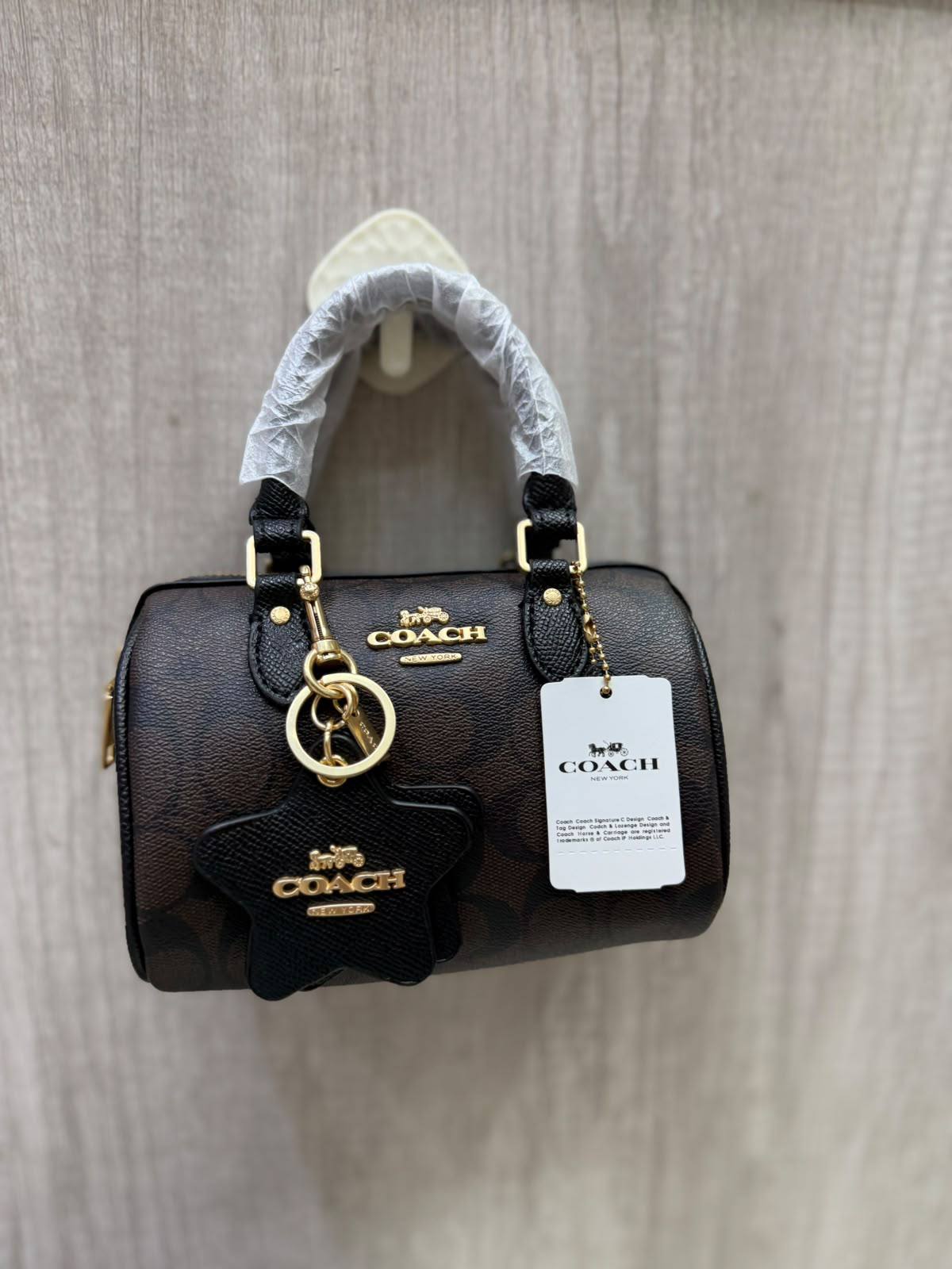 COACH

Size  18cm

Withbox
100 dhs🇦🇪🇦🇪

Zain04
♥️♥️♥️