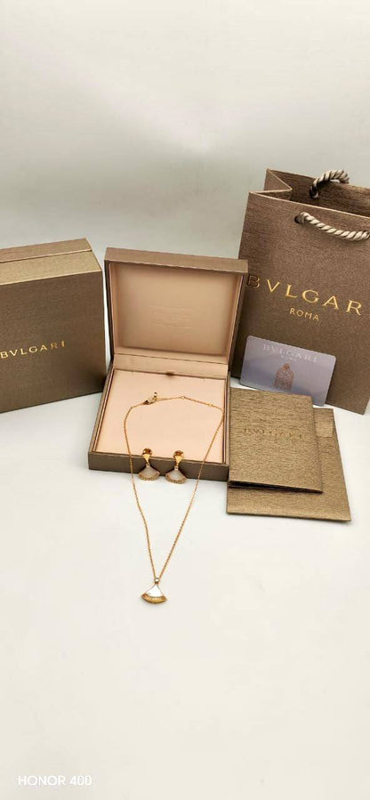 Bvlgari 

necklace and earing

110 dhs🇦🇪🇦🇪

Zain122
♥️♥️♥️