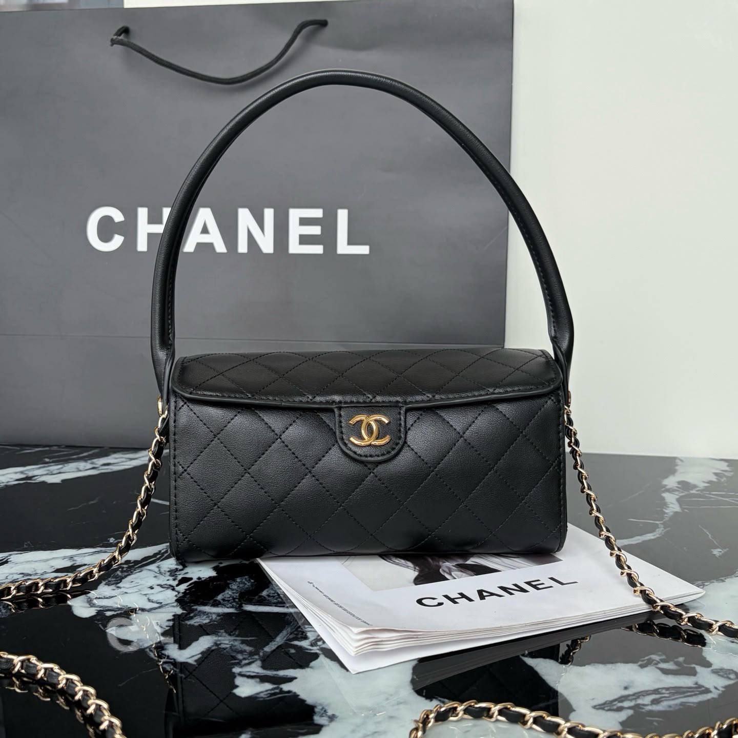 CHANEL Vanity Bag
Grained leather Material
Gold Hardware
With long chain belt strap
Size : 19 cm
With BOX

100 dhs✅

Zain239
♥️♥️♥️