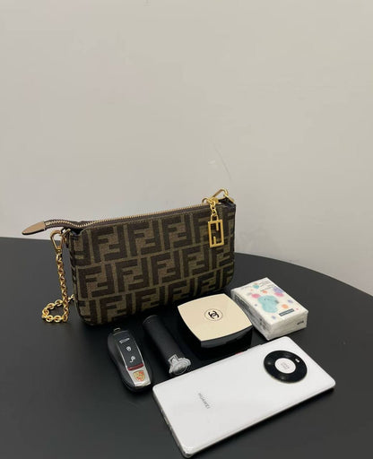 FENDI

Size :    21CM

85 dhs🪙💕
withbox
🎁🎁🎁

Zain04
♥️♥️♥️