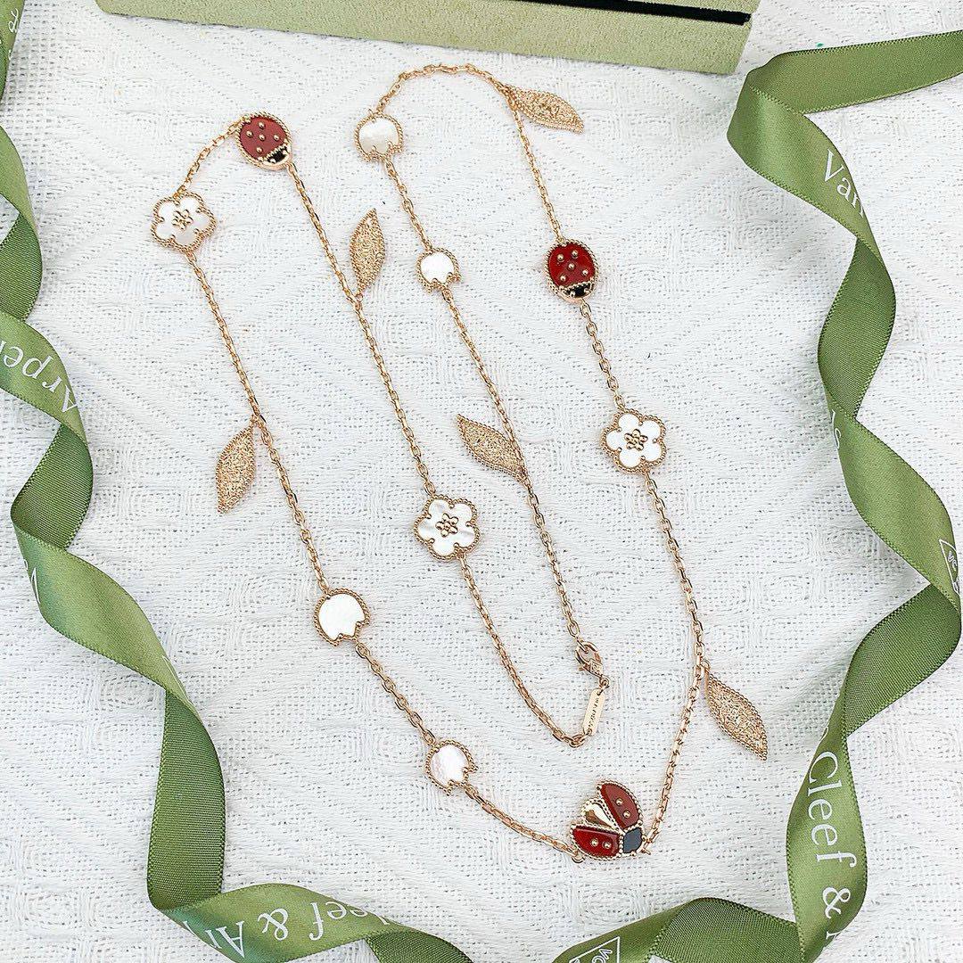 VCA SET❤️‍🔥
Necklace 💥
Earring ❣️
Ring free size 💍
Bangle 🦋
Master quality 💯

With normal boxes 📦 
270 dhs🪙

With master box 🗃️ 
350 dhs🪙

Zain216
♥️♥️♥️