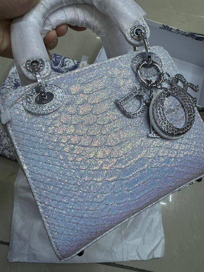 💎 Lady Dior 
1️⃣ First quality +🎁
Logo with diamond💎
Size : 18 * 14 * 7 cm
120 dhs✅
with box 🎁

Zain115
♥️♥️♥️