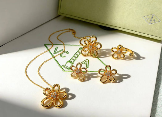 VANCLEAF MASTER
SET✨💫
NECKLACE 
2 RINGS 
EARRINGS
With BOX AND PAPER BAG🎁🛍️
170 DHS✅ 💥

Zain89
♥️♥️♥️