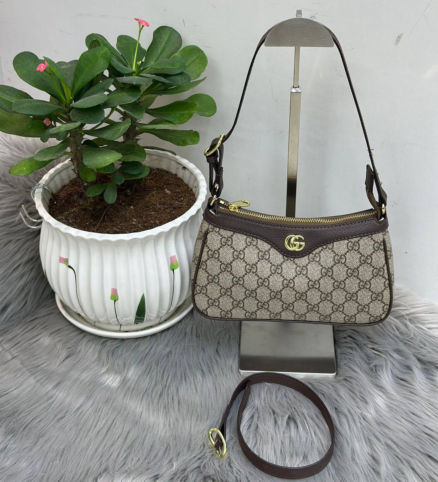 GUCCI
SIZE  ………24CM 🥰
85 dhs❤️

with Box🌷
🎁🎁🎁

Zain244
♥️♥️♥️