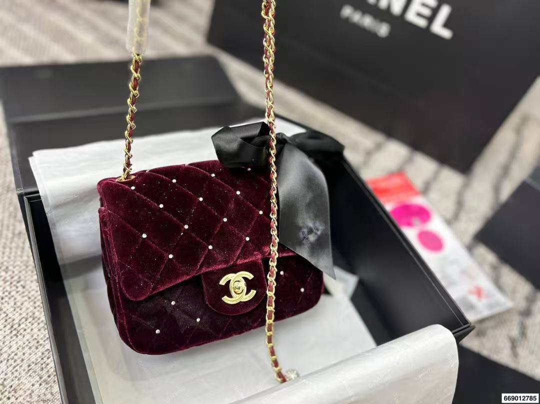 Chanel 
Master 
270 dhs🪙🌨️
#17cm❤️💁‍♂️
##with box🥰🥰

Zain228
♥️♥️♥️